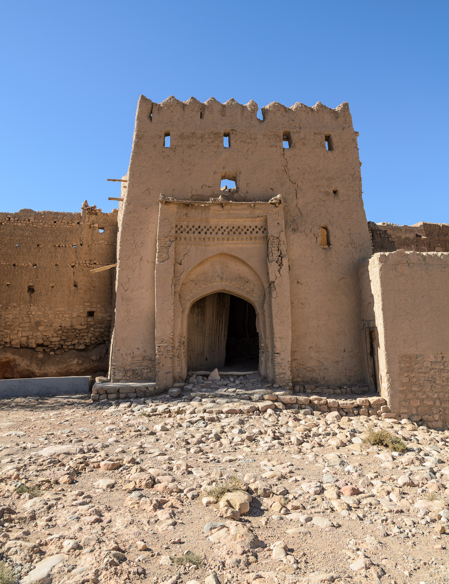 The next stop in Said's village, he also wanted to show me the kasbah, a fortified central part of a village. From the outside, only the gate and walls with small windows can be seen ...