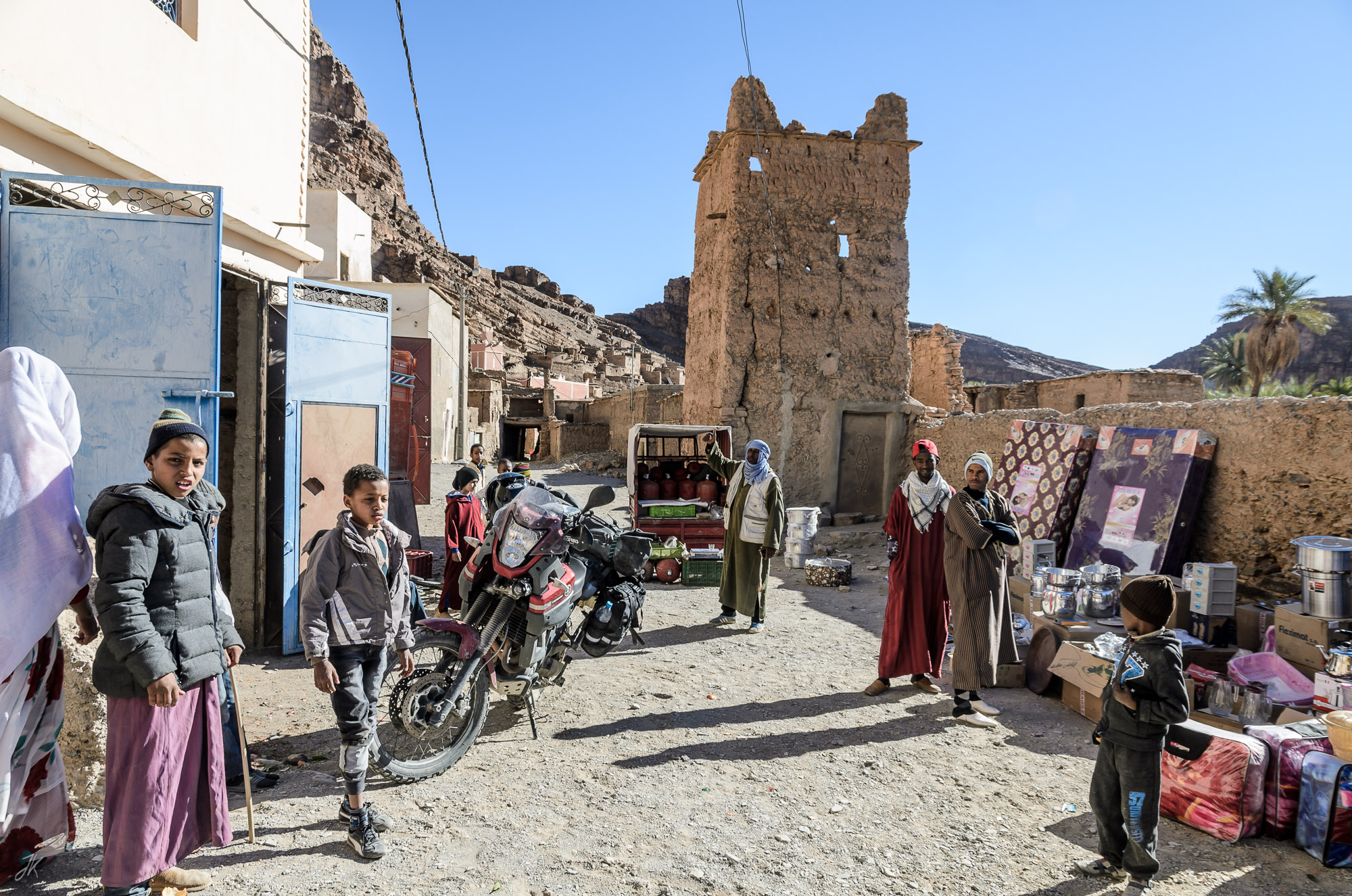 Market day in Tadakoust. Untill here, my plan to avoid the main road worked nicely, unfortunately the fish vendor (with blue headscarf) told me, my intended route was impassable and I had to return to the main road if I want to go northwards.